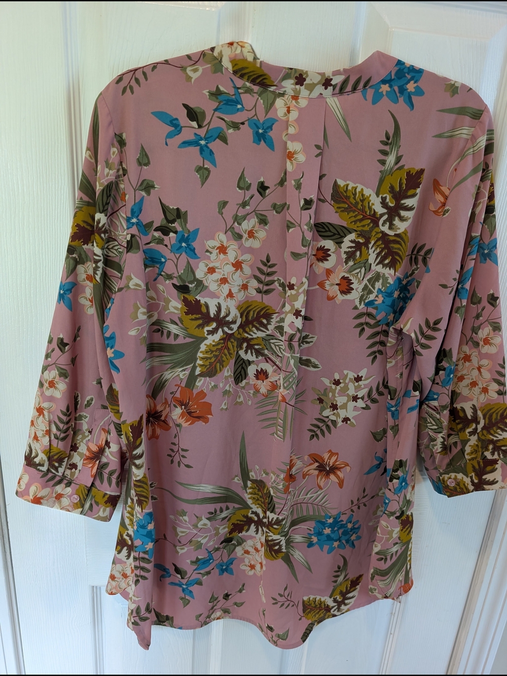 Violet & Claire Pink Floral Split-Neck Blouse Size 1X - Picture 3 of 9